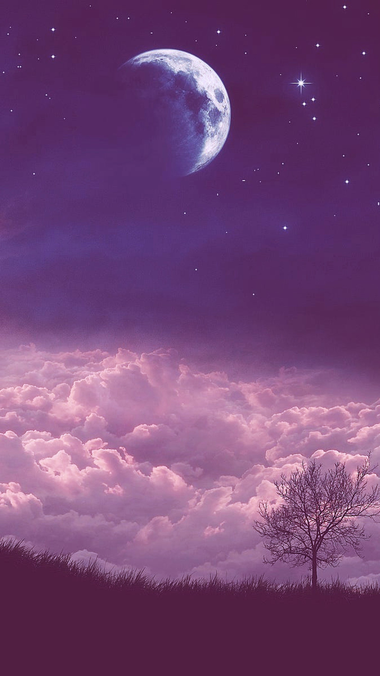 Un arbre solitaire se dresse sur une colline sous une pleine lune dans le ciel (nuages, paysage, lune, nuit, violet)