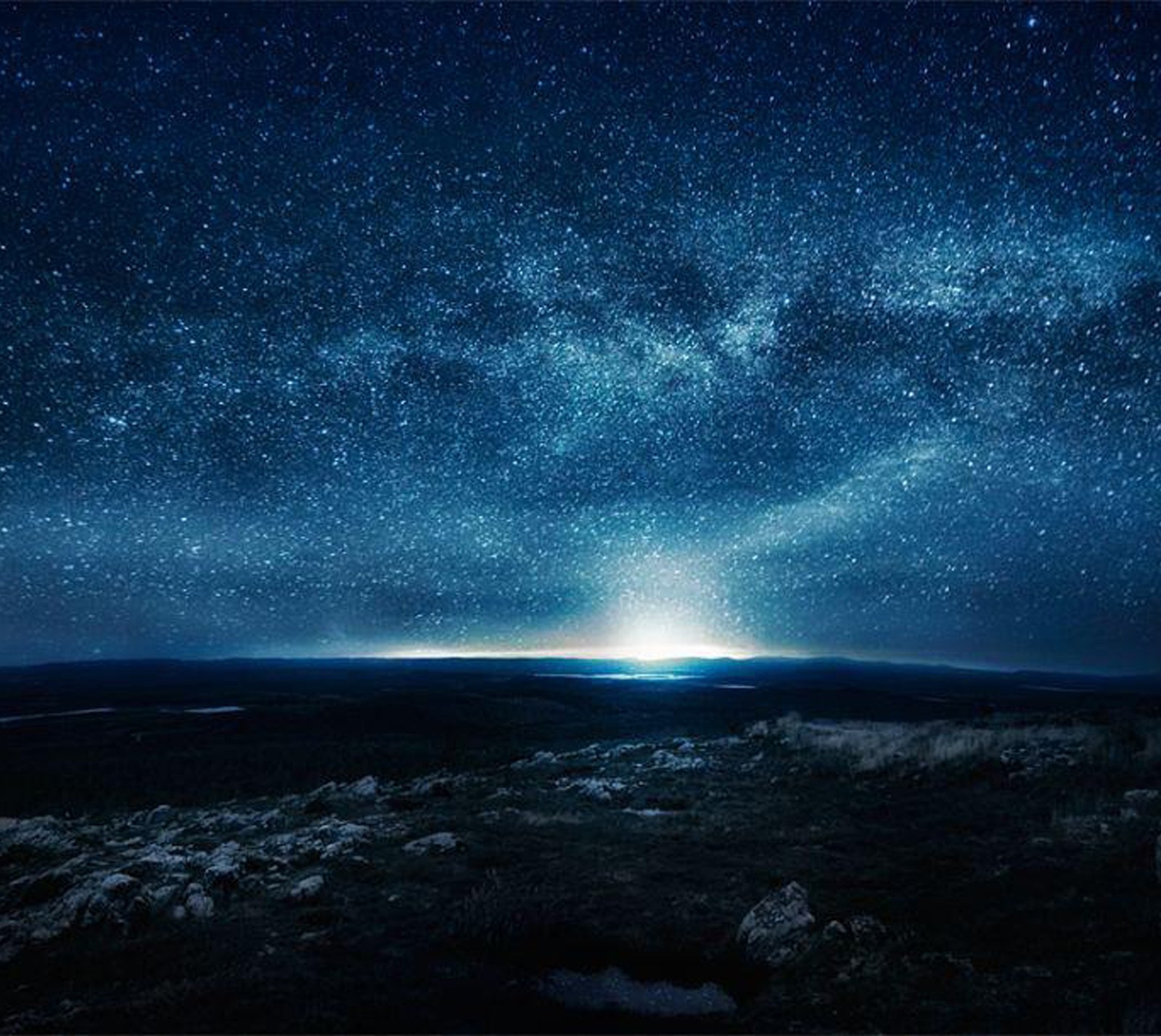 Una vista de la vía láctea y las estrellas sobre el horizonte (tierra, espacio, sol)