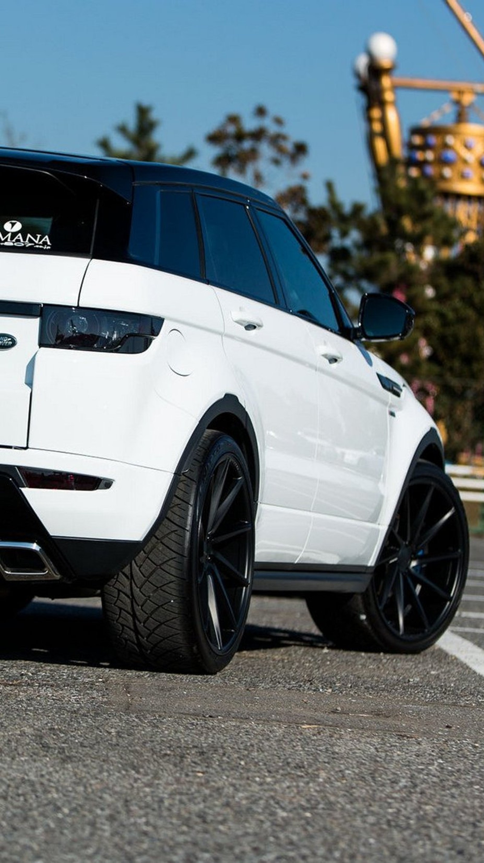 A close up of a white range rover parked on a street (car, evoque, range rover)