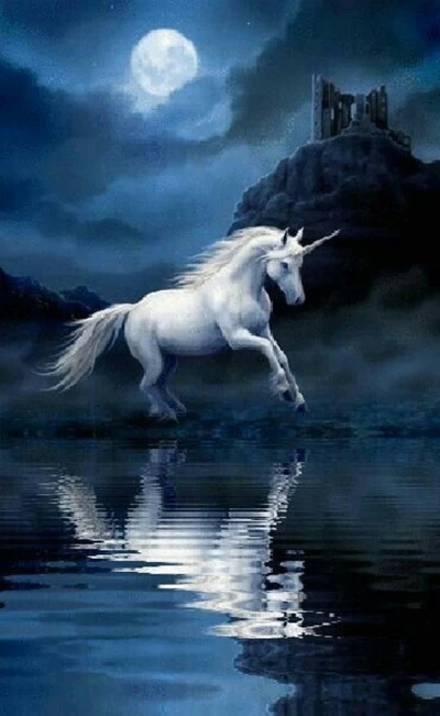 Unicornio majestuoso bajo un cielo iluminado por la luna, reflejado en aguas tranquilas.