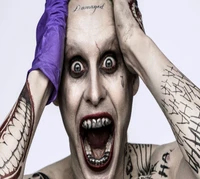 Joker-inspirierter Charakter mit markanten Tattoos und lila Handschuhen