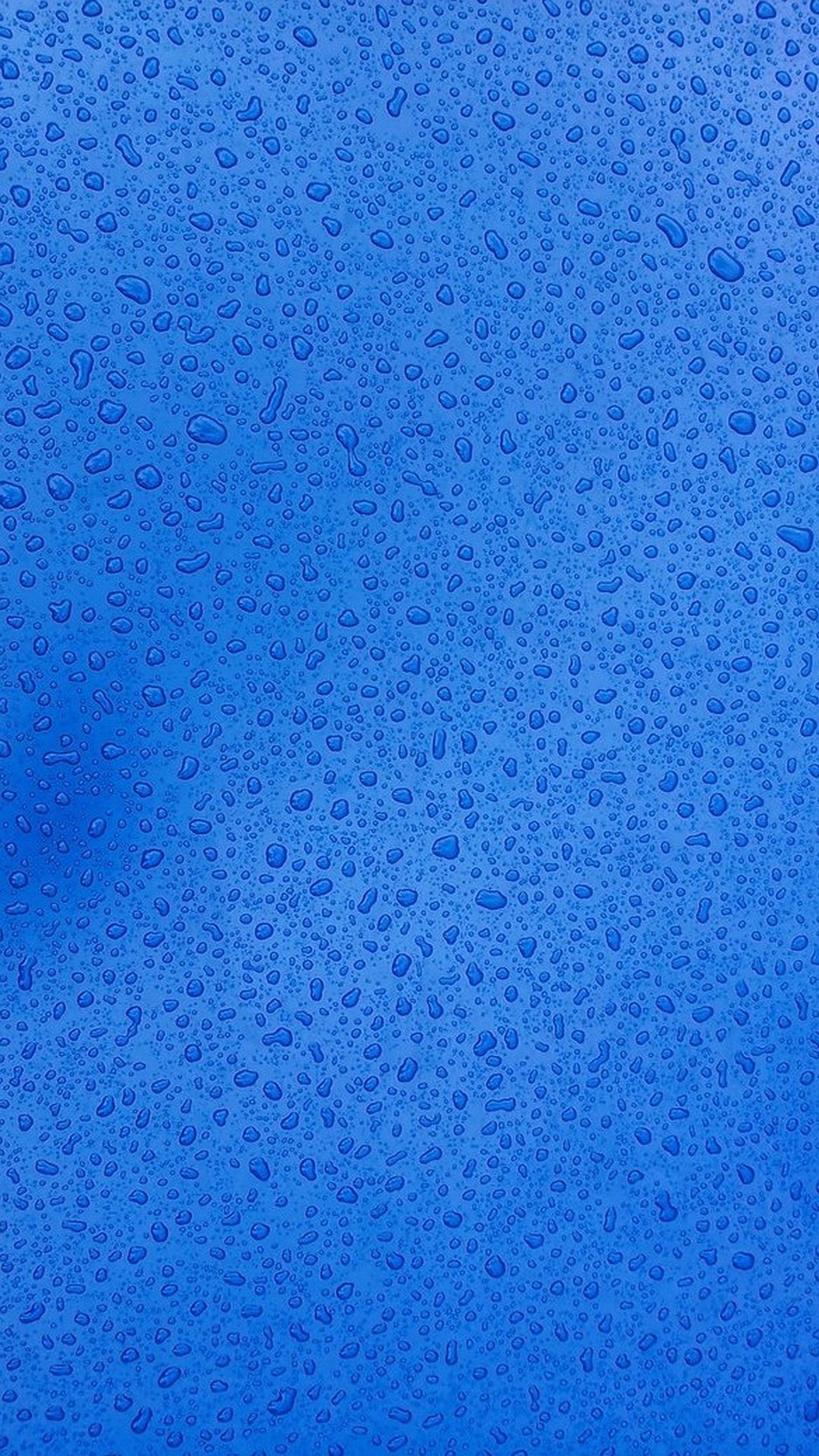 Un primer plano de un fondo azul con gotas de agua (azul, gotas)