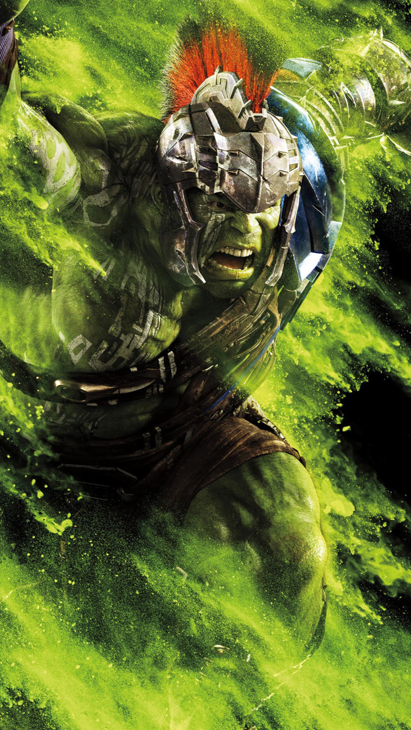 Eine nahaufnahme eines mannes mit einem helm auf einem grünen feld (gladiator, hulk, marvel, marvel comics, thor 3)