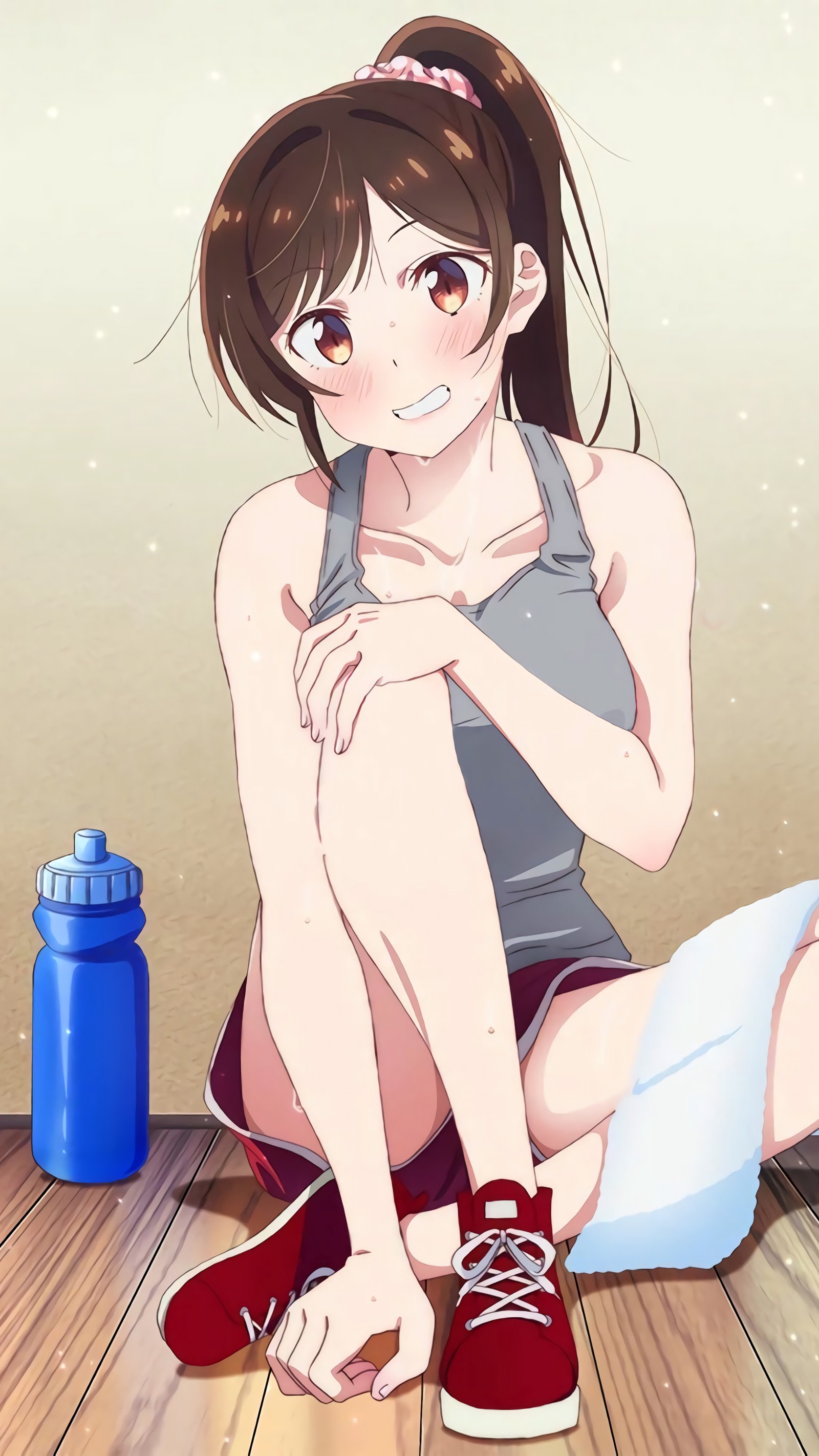 Anime-mädchen, das auf dem boden sitzt mit einer wasserflasche und einer blauen flasche (chizuru mizuhara, mädchen, hd, kanojo, kanojo okarishimasu)