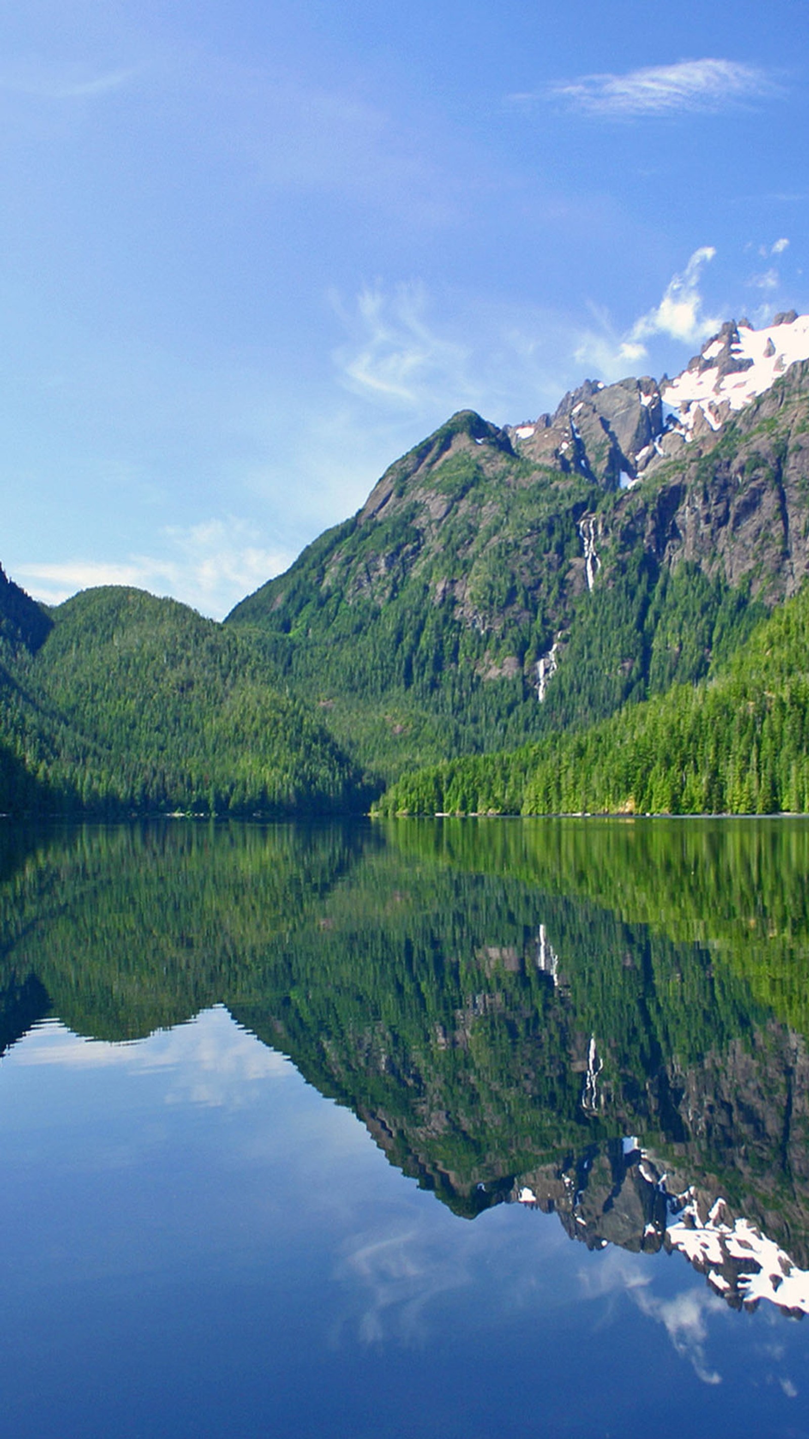 Montanhas refletidas em um lago com um céu limpo (lago, água)