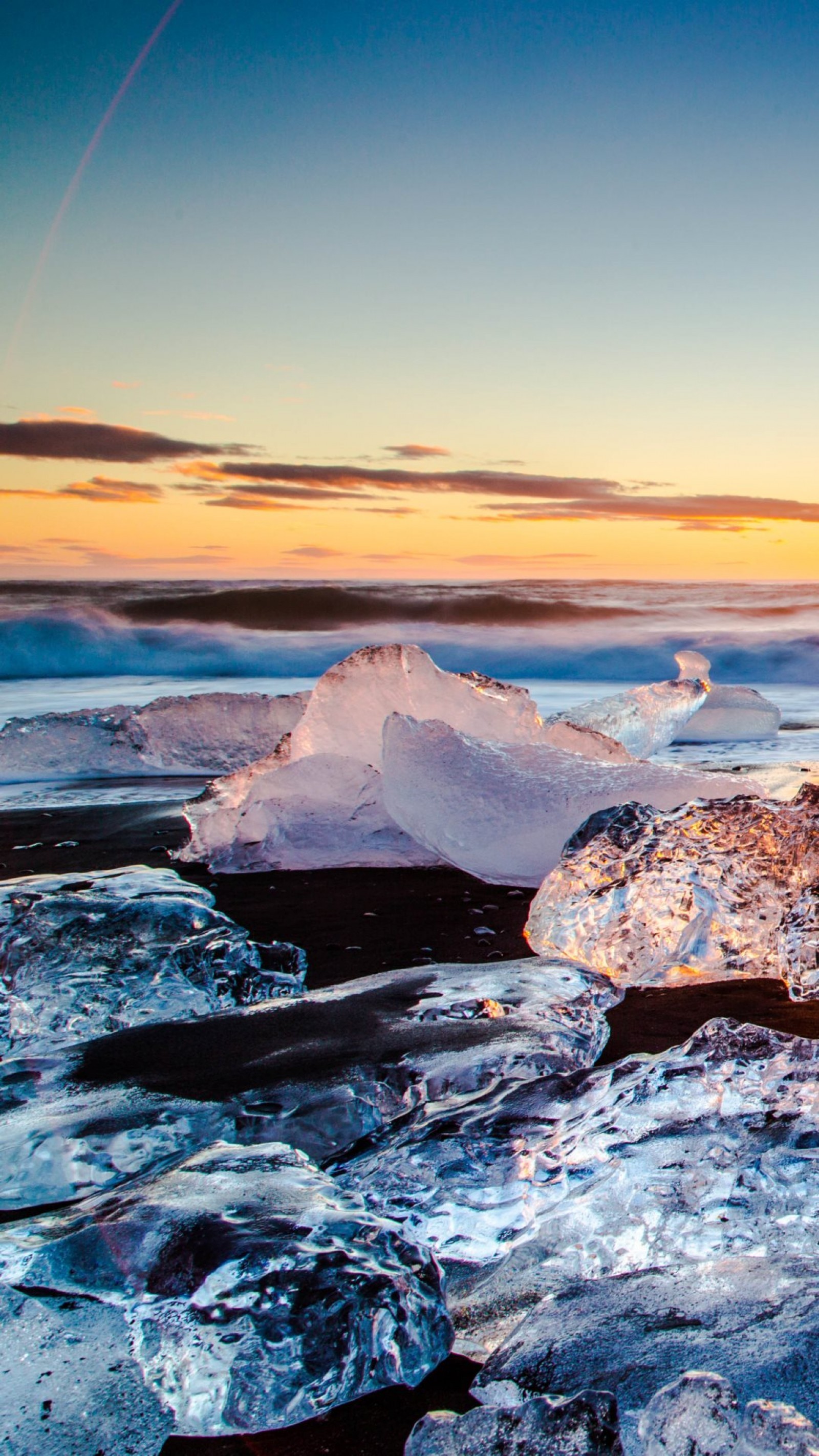 Il y a beaucoup d'icebergs sur la plage avec un arc-en-ciel dans le ciel (nature, océan arctique, glace, arctique, glace de mer)