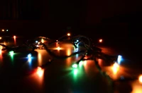 Lumières de Noël colorées scintillant dans l'obscurité