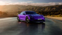 Porsche Taycan Turbo 2024 com pacote Weissach em um roxo marcante contra um cenário pitoresco