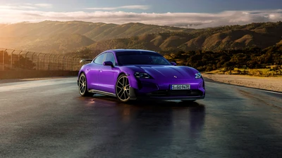 Porsche Taycan Turbo 2024 com pacote Weissach em um roxo marcante contra um cenário pitoresco