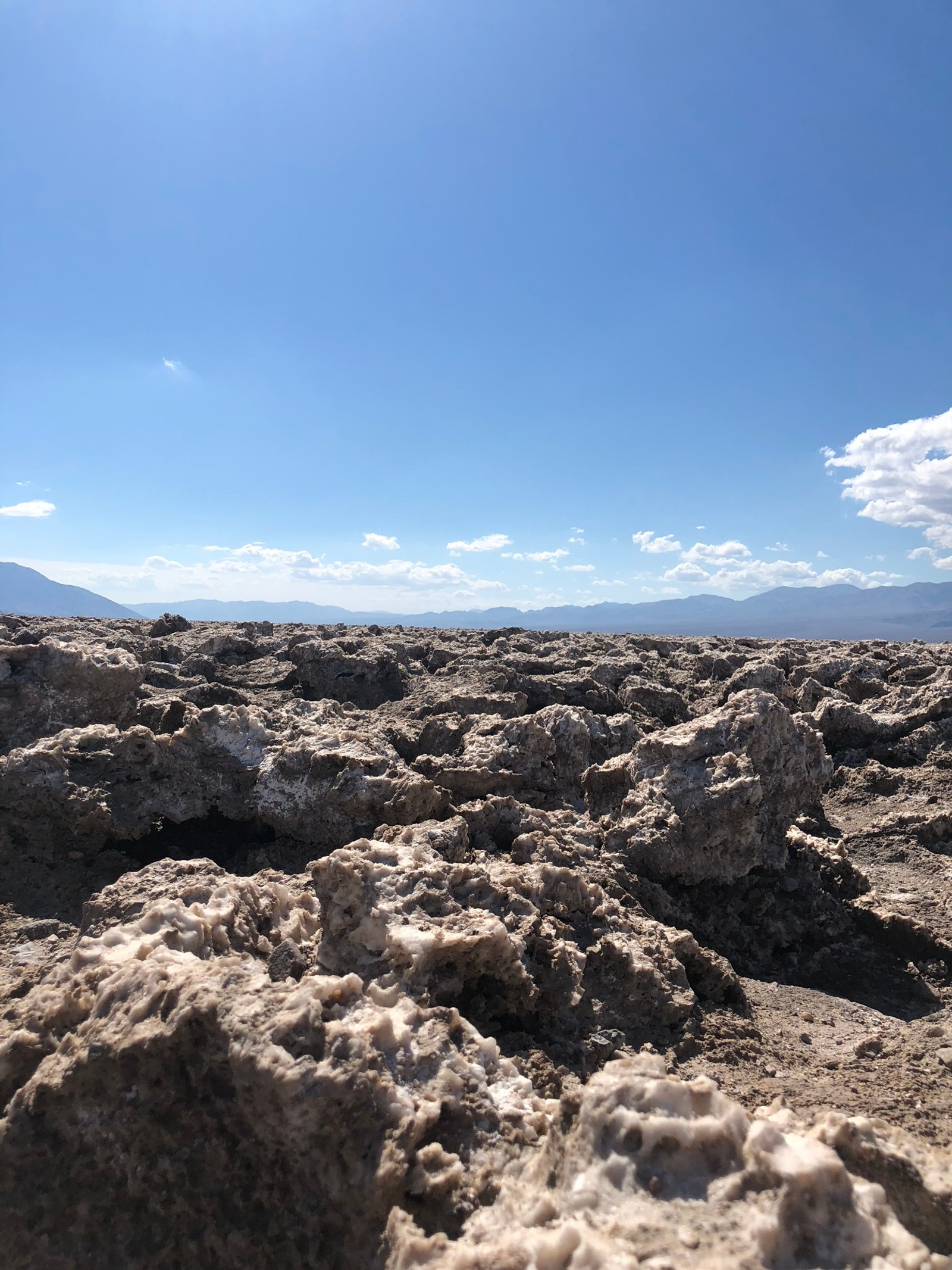 Vue aérienne d'un paysage désertique avec des rochers et un ciel bleu (états unis, usa, nevada, vallée de la mort, parc national de la vallée de la mort)