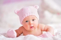 Adorable niña bebé con gorro de punto rosa y manoplas