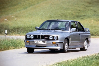 BMW M3 E30 : Performance iconique et design intemporel