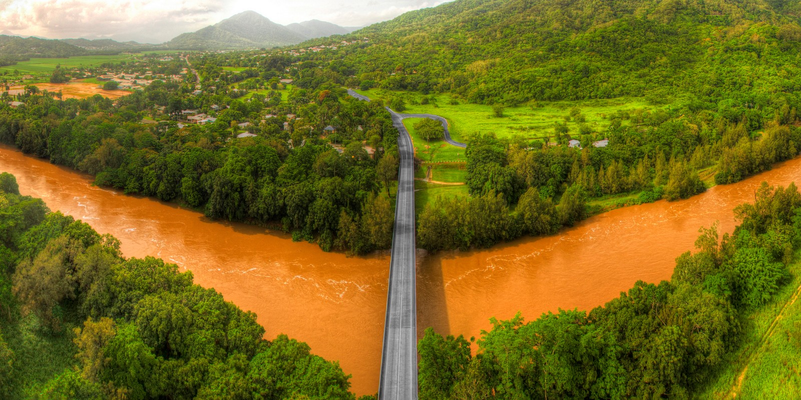 Uma vista de um rio correndo por uma floresta verde exuberante (recursos hídricos, flúmen, reserva natural, água, vegetação)