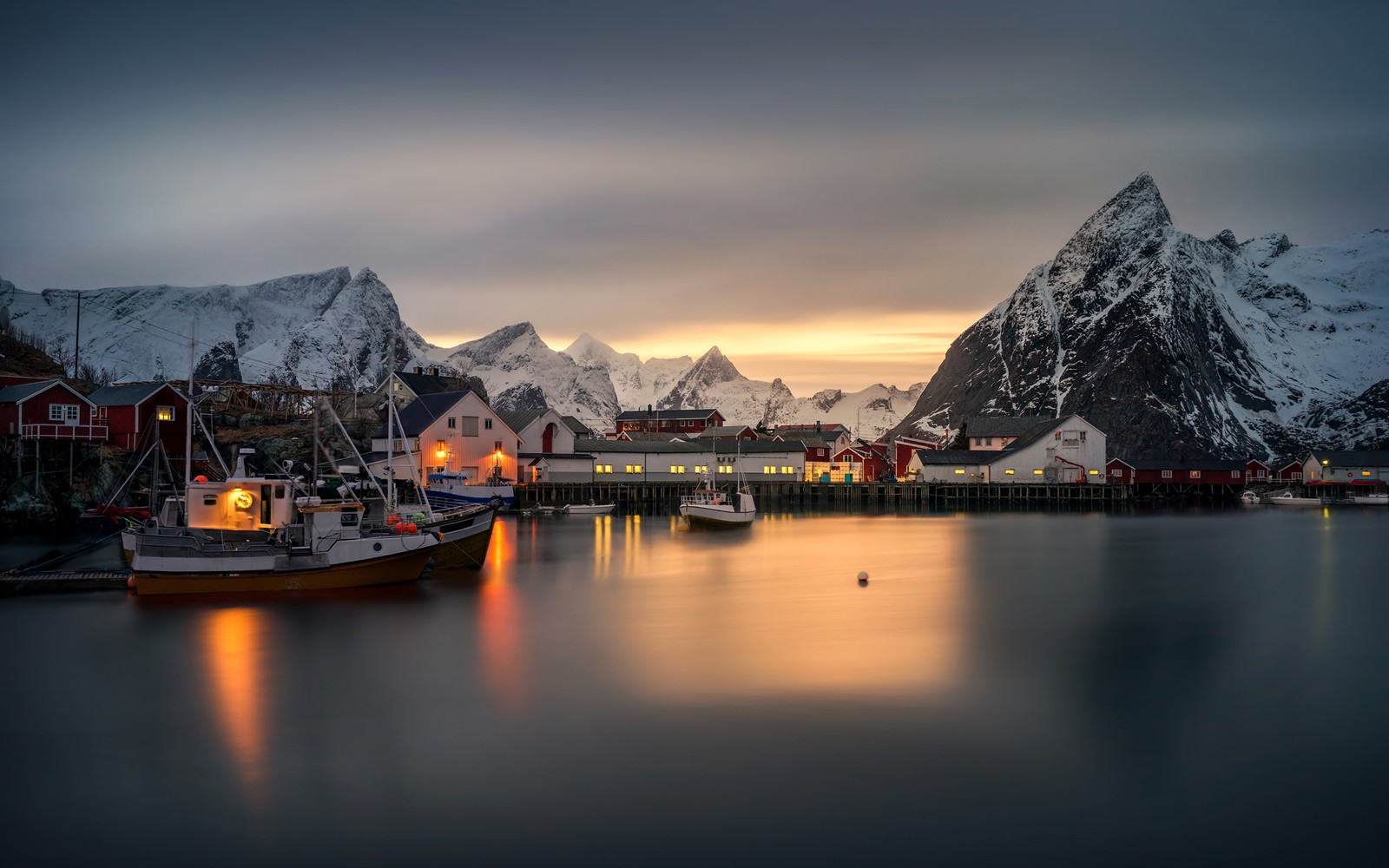 Панорамный вид на лодку в гавани с горами на заднем плане (лофотены, lofoten, природа, гора, зима)