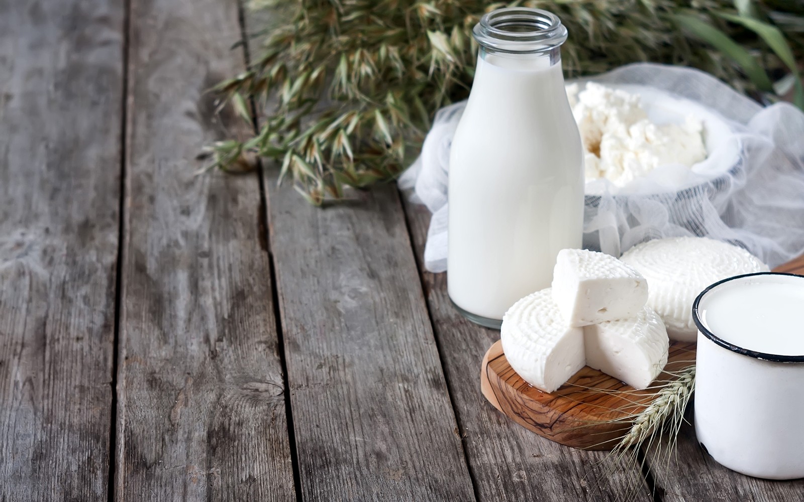 Auf dem tisch steht eine flasche milch und etwas käse (milch, flasche, essen, zahnmedizin, gesundheit)