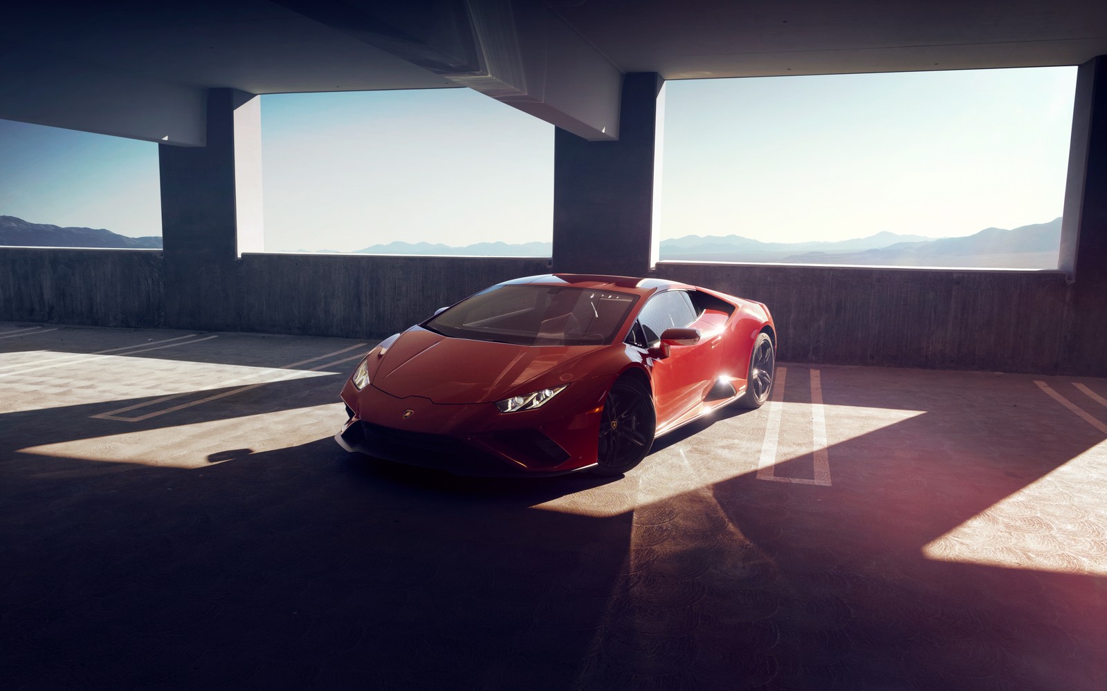 Gros plan d'une voiture de sport rouge garée dans un parking (lamborghini huracan evo rwd, 2023, 5k, voitures, fond décran 4k)