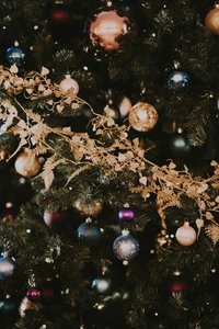 Un árbol de Navidad bellamente decorado adornado con coloridos adornos y luces centelleantes, creando una atmósfera festiva de vacaciones.