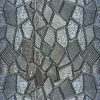 Mosaïque en verre complexe avec un motif symétrique, présentant un mélange de textures en noir et blanc, mettant en valeur un design de façade dynamique.