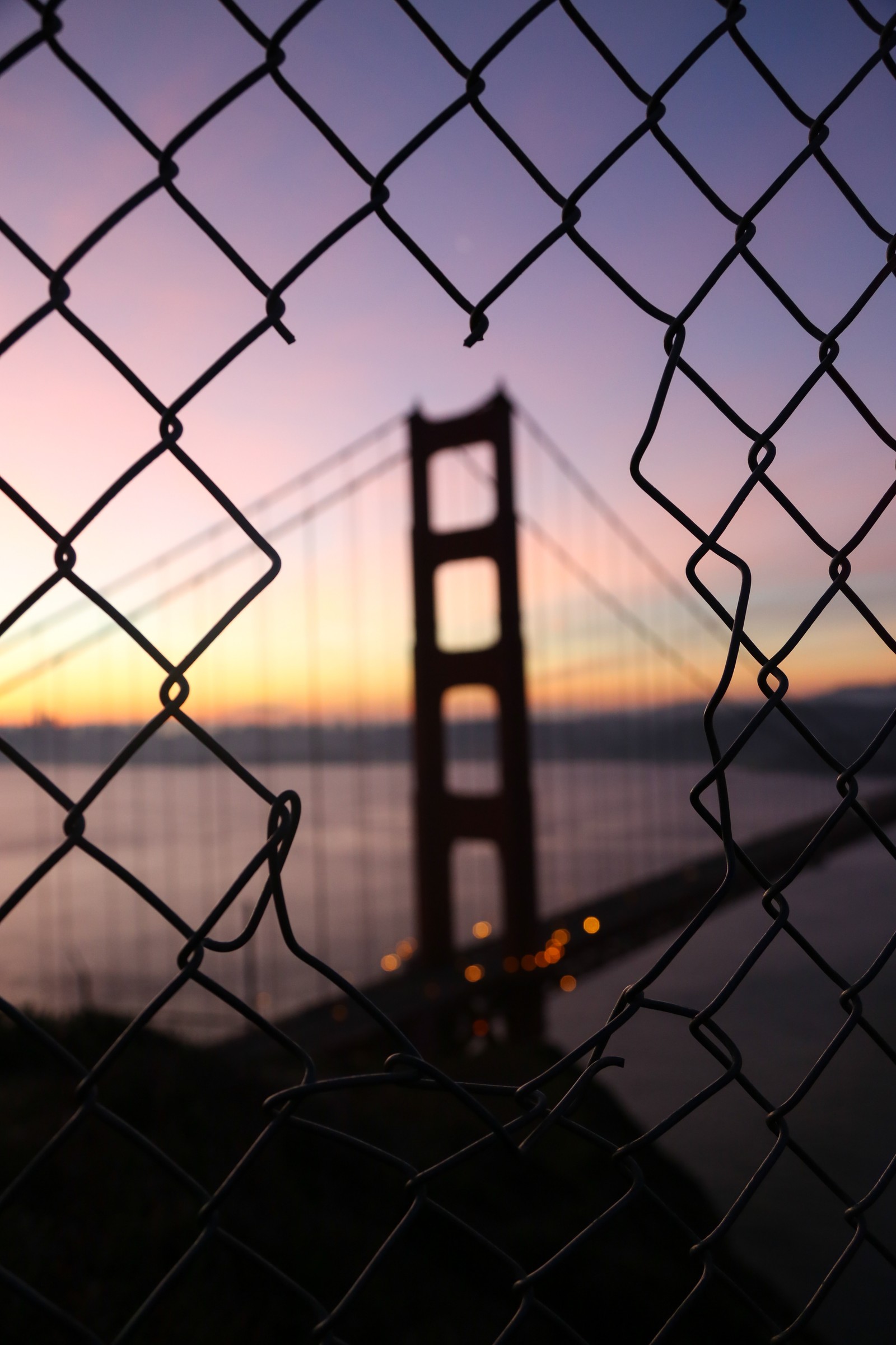 Вид сверху на мост через цепочную ограду (мост золотые ворота, golden gate bridge, мост, забор, проволочная изгородь)