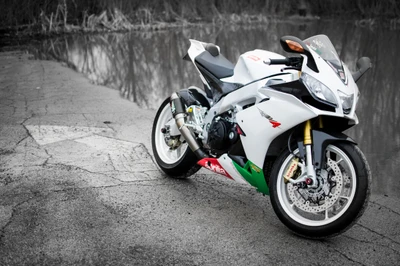 Moto esportiva Aprilia à beira da água