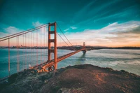 Ponte Golden Gate ao amanhecer sobre o oceano