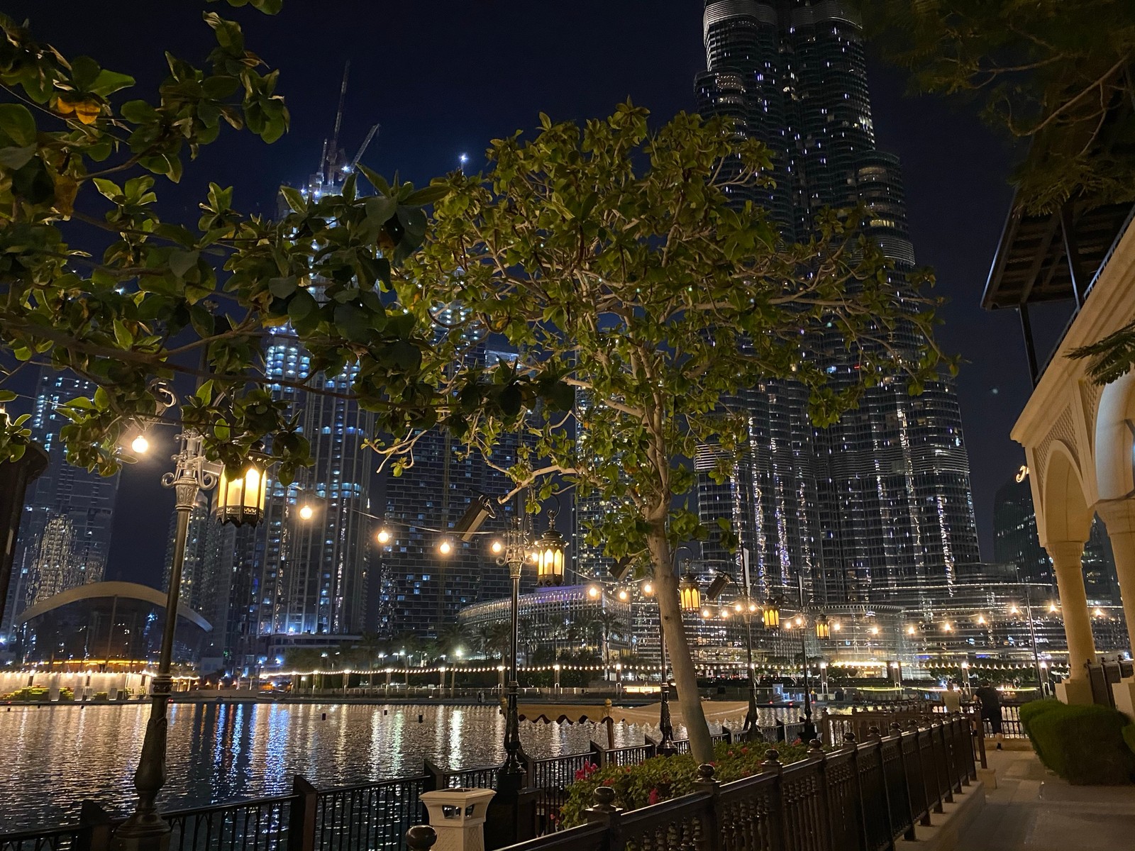 Vista noturna de uma cidade com um rio e uma ponte (dubai, burj khalifa, reflexo, noite, cidade)