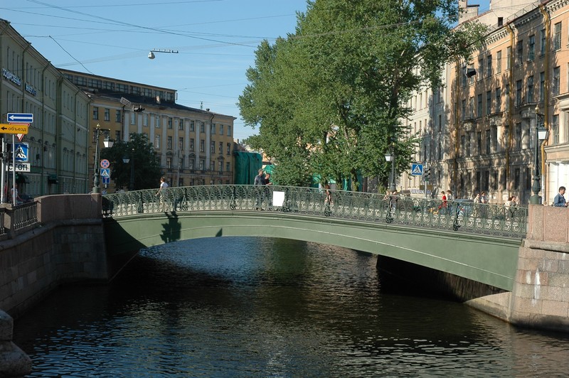 Мост через реку с людьми, идущими по нему (мост, канал, водный путь, вода, город)