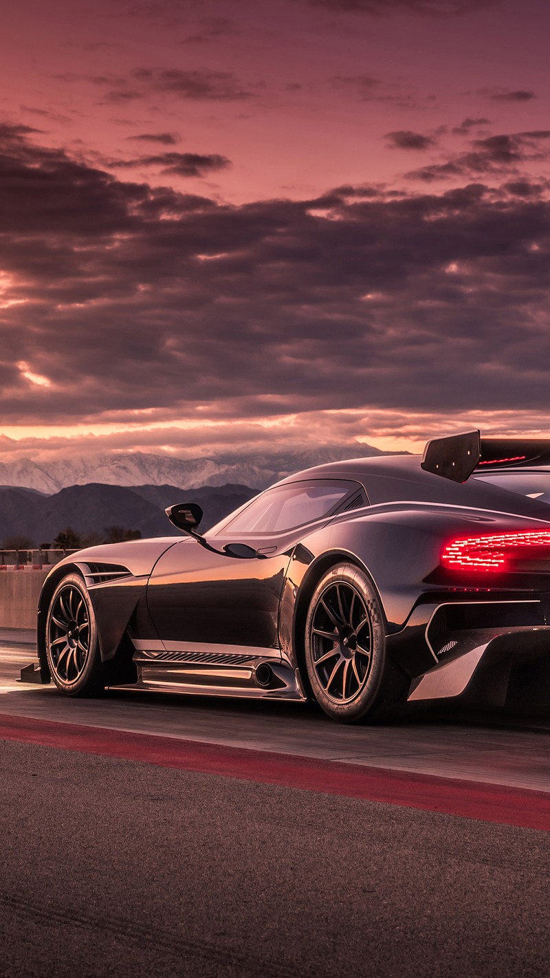 Спортивный автомобиль на трассе на фоне заката. (астон мартин вулкан, aston martin vulcan, aston martin, машины, спортивный автомобиль)