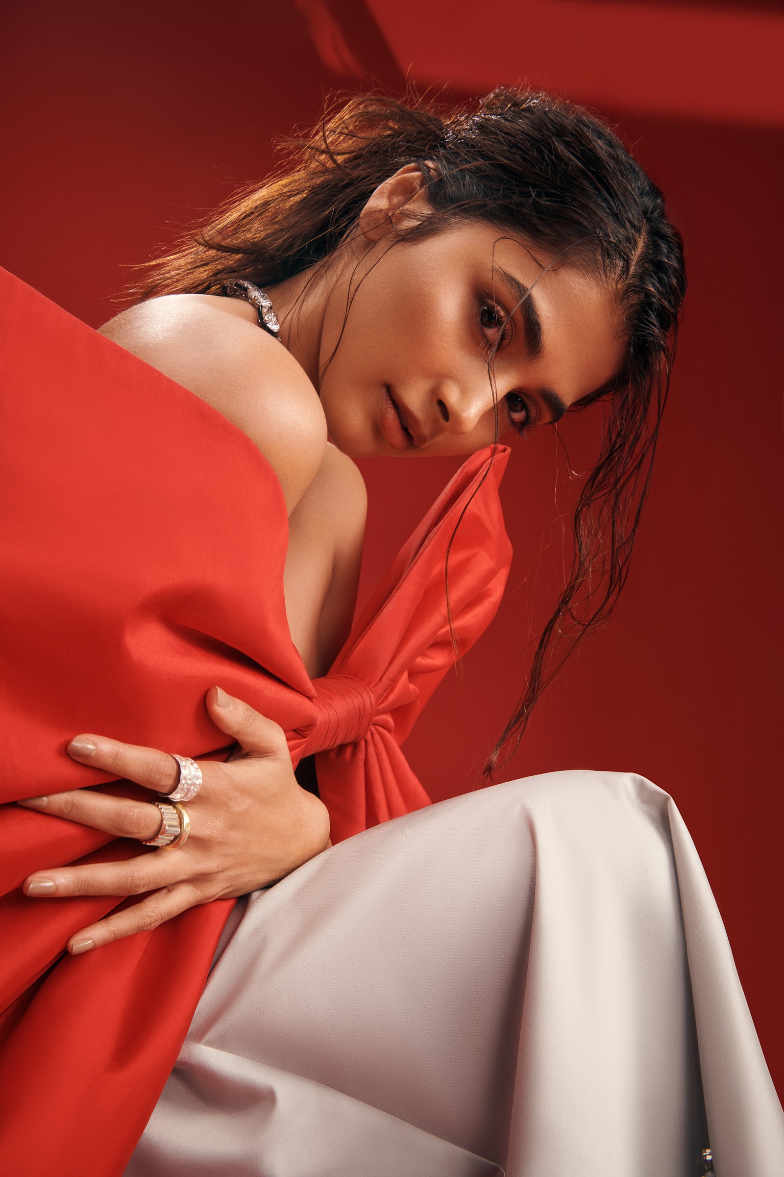 Une femme assise dans une robe rouge (pooja hegde, 2024, portrait, 5k, actrice indienne)