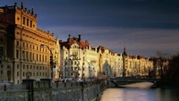 Brillo de la tarde sobre Praga: río Vltava y monumentos históricos