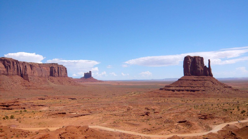 Вид на пустыню с грунтовой дорогой и горой вдали (долина памятников, monument valley, пустыня, горные образования, бют)