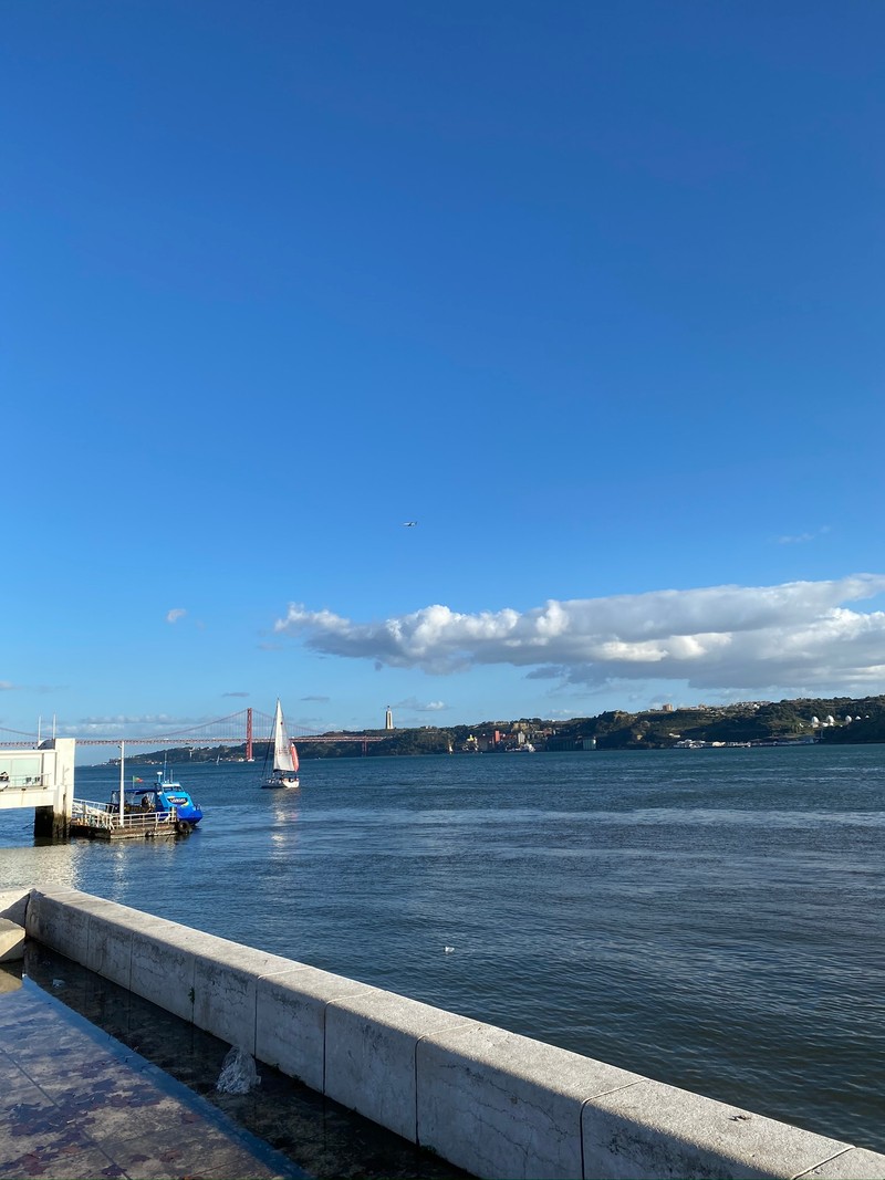 Парусник, стоящий на воде (вода, паром, ferry, водный путь, водное судно)