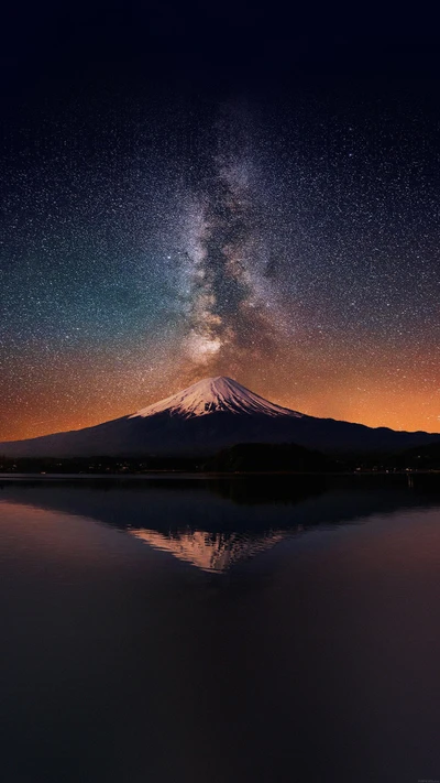 Der Fuji unter der Milchstraße: Eine ruhige kosmische Landschaft