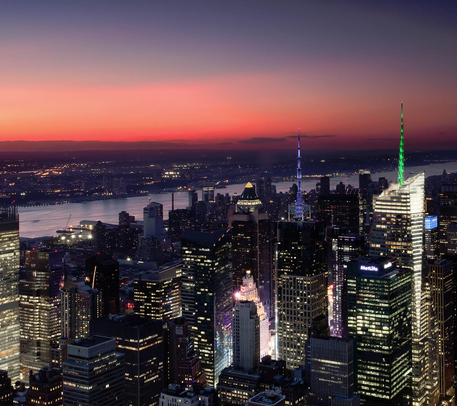 Vue incroyable d'une ville la nuit avec un ciel coloré (incroyable, ville, lumières, nouveau, nuit)