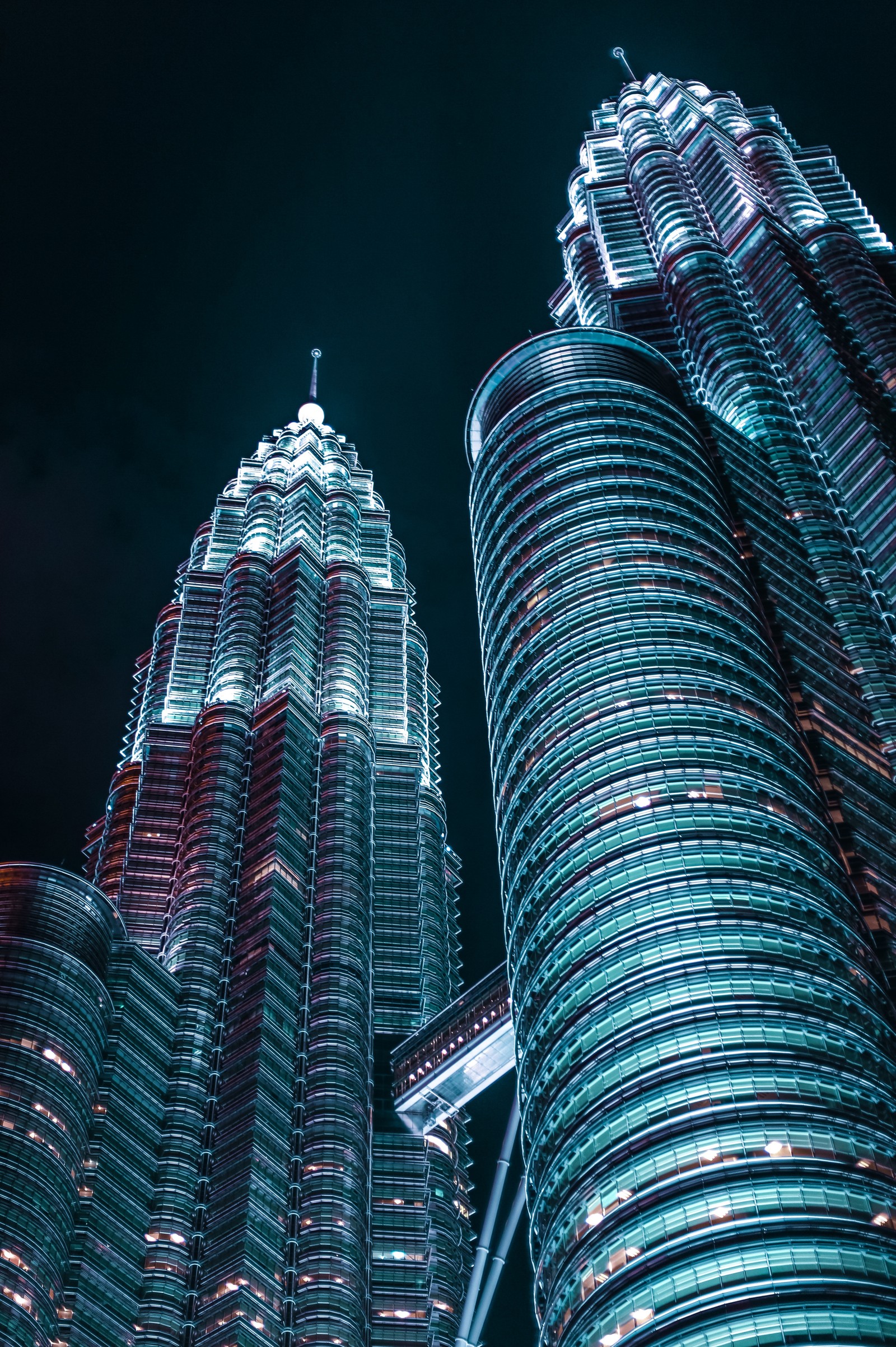 Uma fotografia artificial de uma cidade à noite com muitos prédios altos (arquitetura, cidade, escuro, luzes, noite)