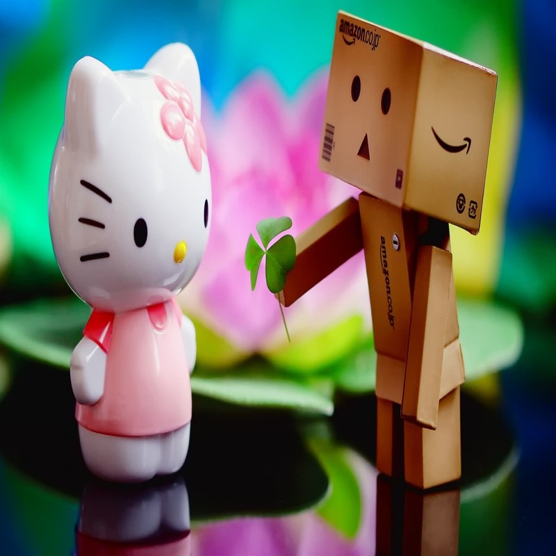 Hello kitty et un petit robot se tiennent côte à côte (sympa, mur)