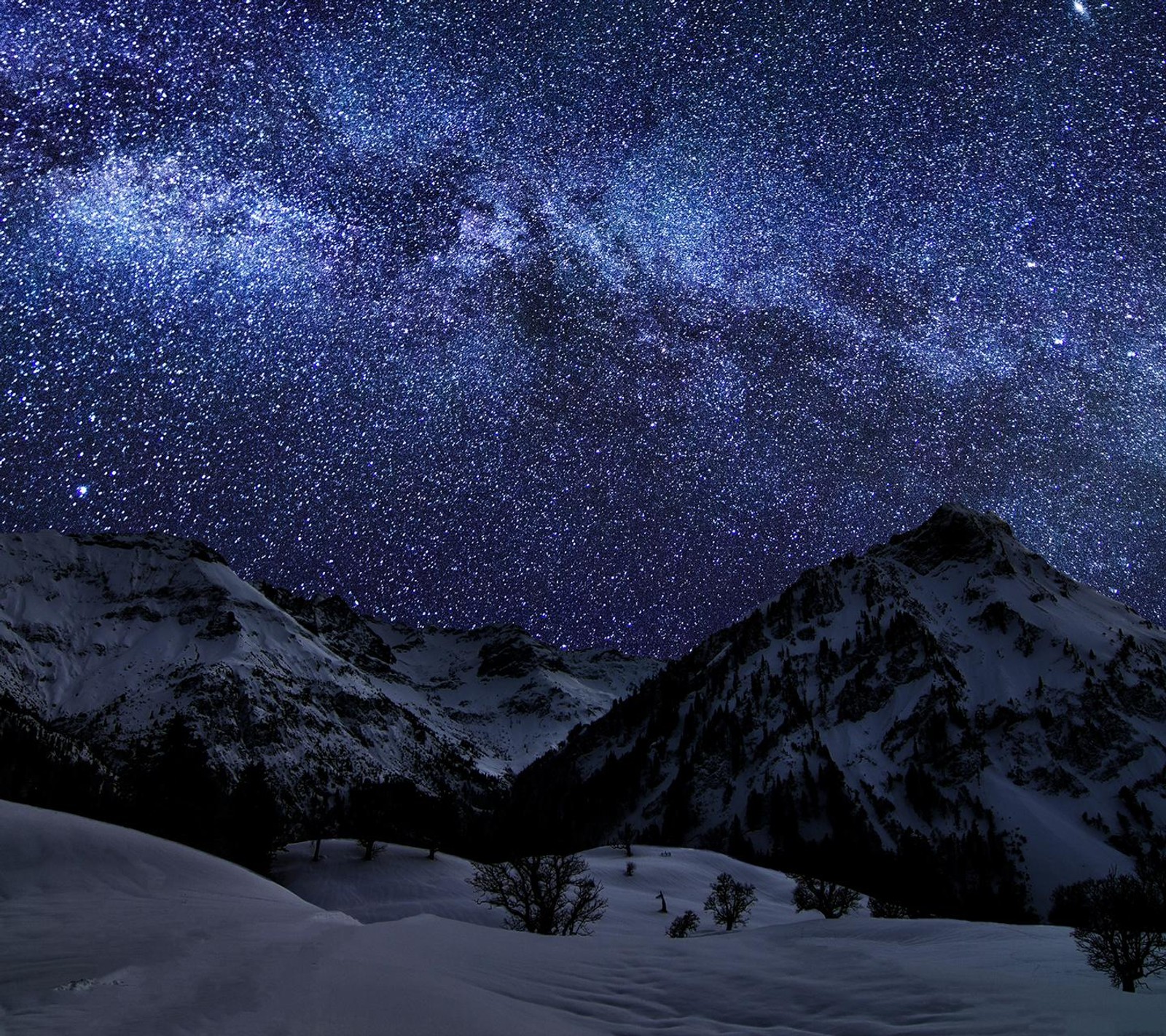 Céu estrelado à noite sobre montanhas nevadas com árvores e neve (montanhas, noite, neve)