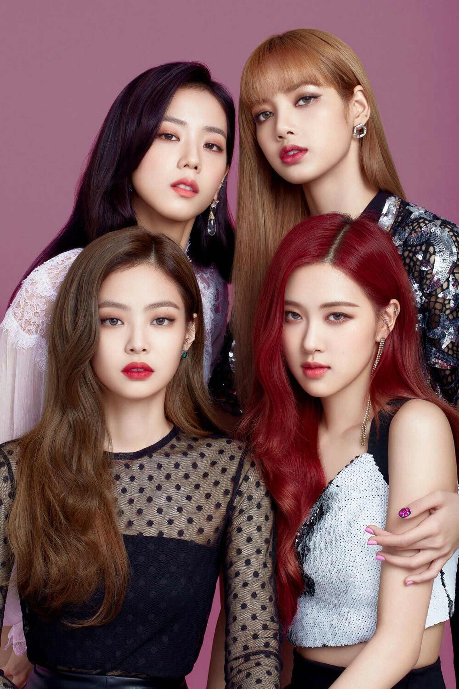 Un groupe de filles aux cheveux roux posant pour une photo (blackpink, k pop)