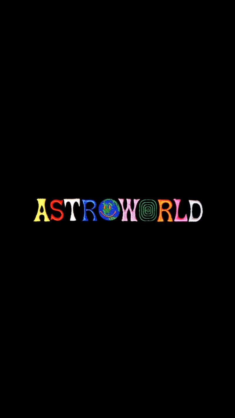 С близкого расстояния черный фон с надписью "astroworld" в многоцветных буквах (тревис скотт, travis scott, астроверлд, astroworld)