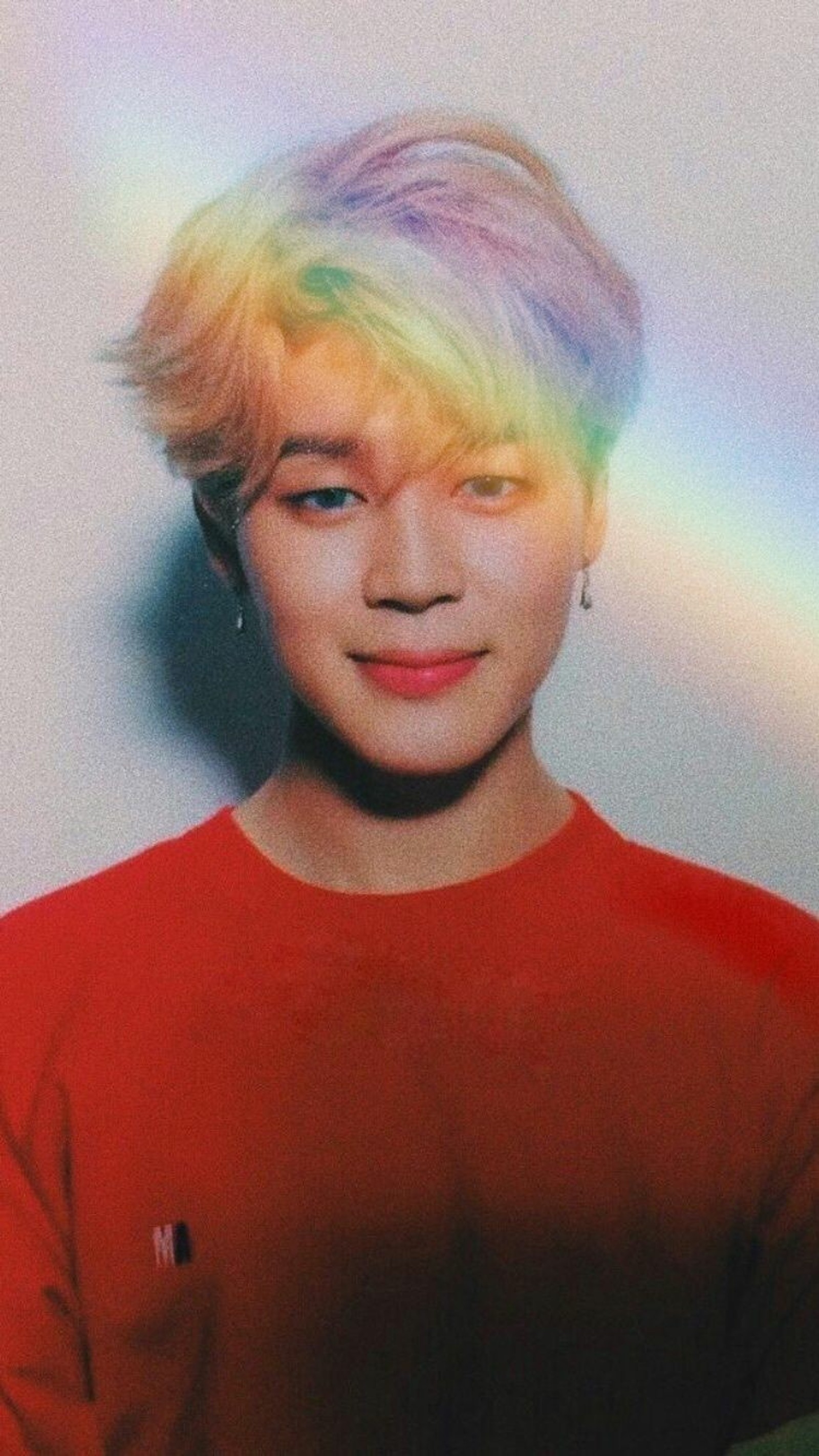 Une photo retouchée d'un homme avec des cheveux colorés en arc-en-ciel (bts, jimin, kpop, parc, arc en ciel)