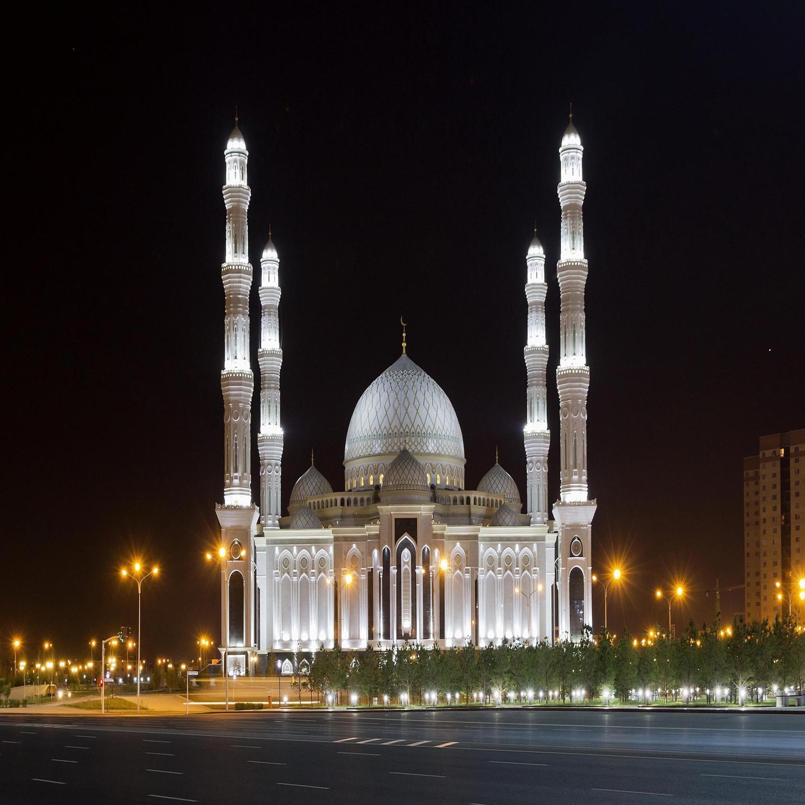 Arabische sicht auf ein großes weißes gebäude mit einer kuppel und einem minarett (schön, niedlich, blick, nett)