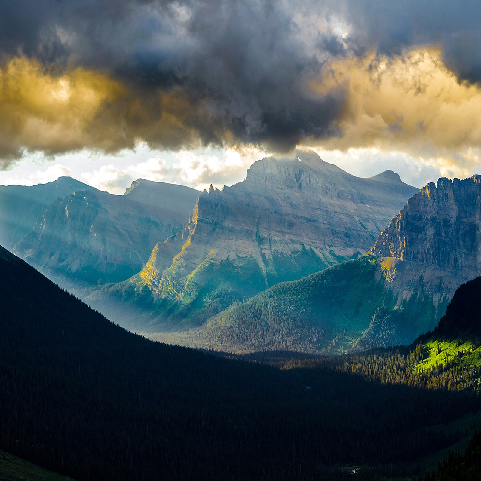 Des montagnes avec quelques nuages dans le ciel et quelques arbres (génial, nature cool, glacier, paysage, nature)