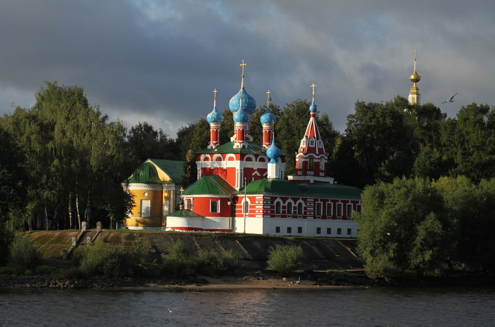 Церковь на холме с видом на водоем (здание, вода, дерево, экскурсия, москва)