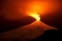 Éruption du volcan Villarrica : Un spectacle ardent de la puissance de la nature