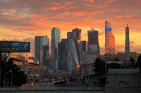 Impresionante horizonte de Moscú al atardecer: una metrópoli ciberpunk