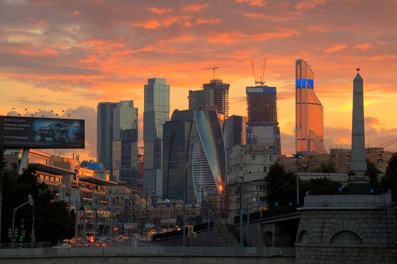 Закат над городом с мостом и часовой башней (город, городской пейзаж, городская территория, горизонт, метрополия)