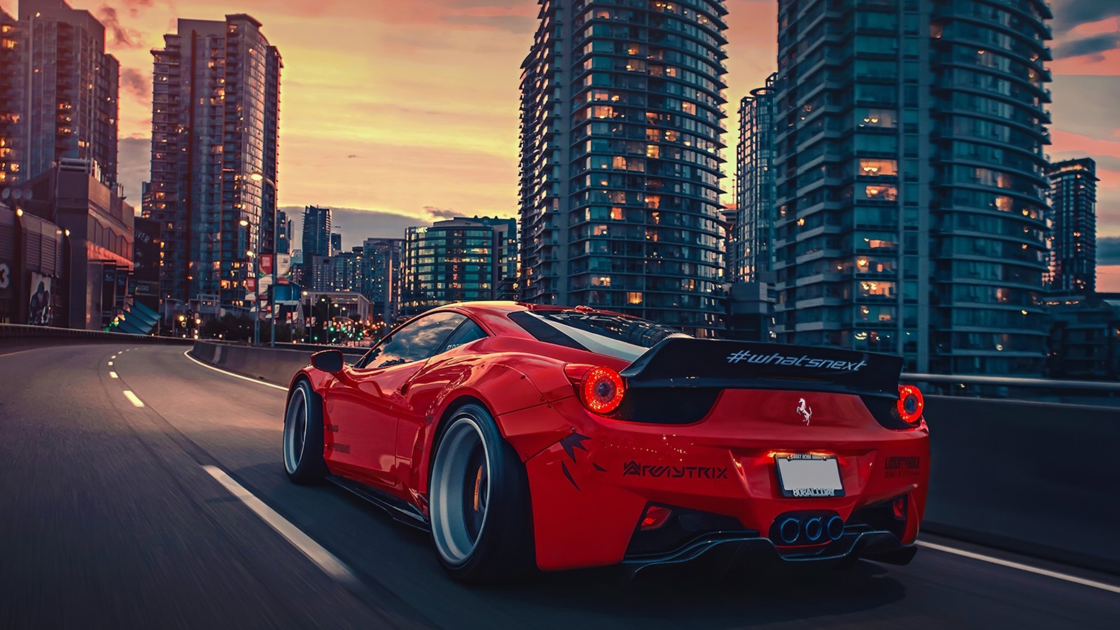 Voiture de sport rouge roulant dans une rue de la ville au crépuscule (voiture de sport, supersportive, voiture, ferrari california, rouge)