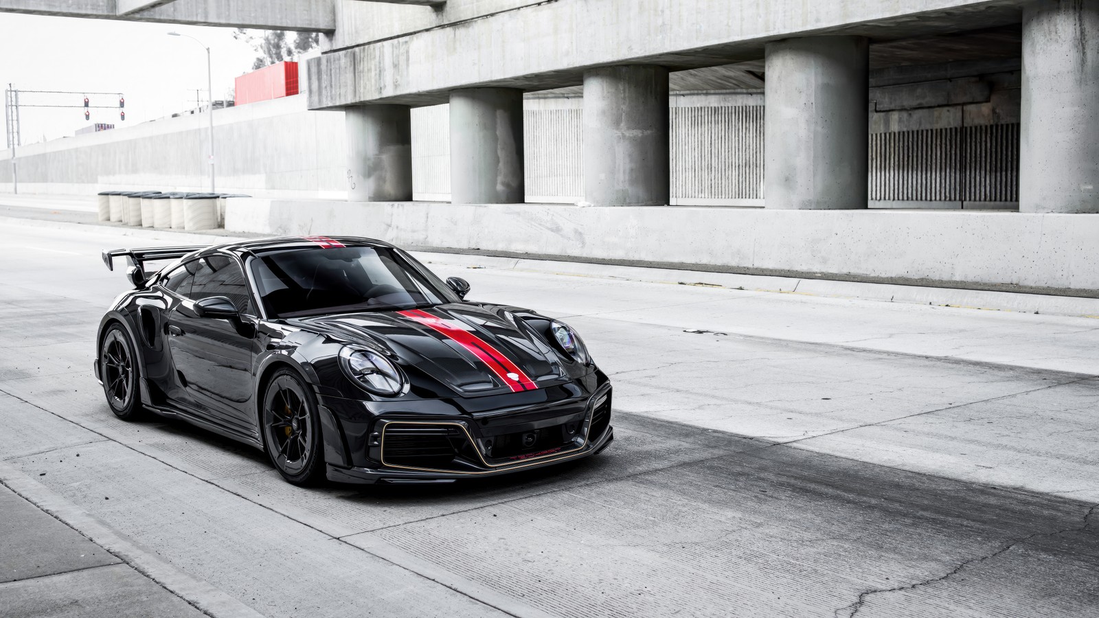 Ein schwarzer und roter sportwagen auf der straße geparkt (techart porsche gtstreet r, 5k, porsche 911 turbo s, schwarze autos, autos)