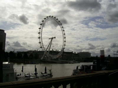 London Eye: Iconic Ferris Wheel Overlooking the River Thames