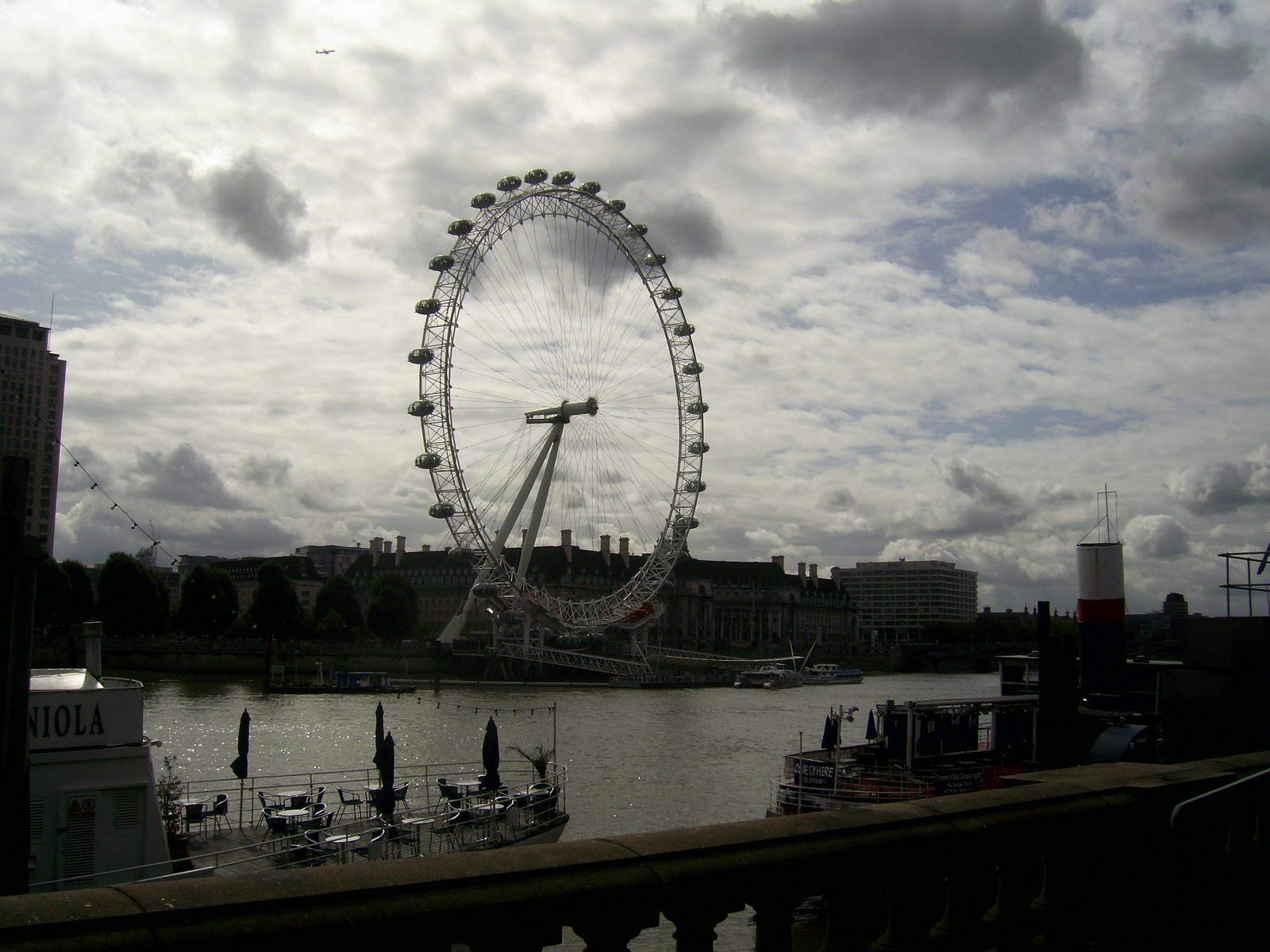 Воздушный вид на колесо обозрения в облачный день (лондонский глаз, london eye, колесо обозрения, достопримечательность, облако)